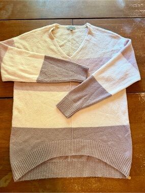 V-Neck Colorblock Sweater in Soft Pink and purple